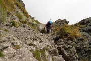 64 In ripida salita con uso delle mani